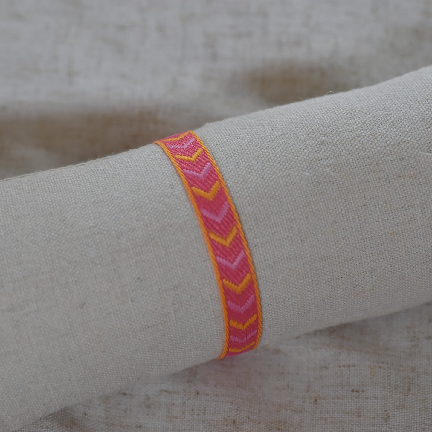 Lintarmband roze V-patroon