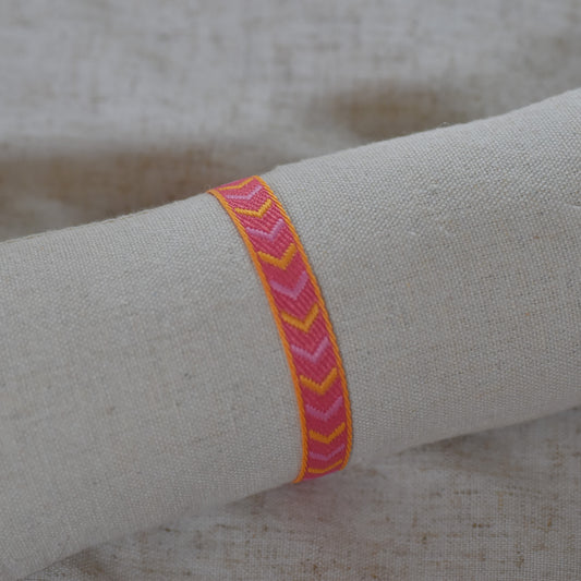Lintarmband  roze V-patroon
