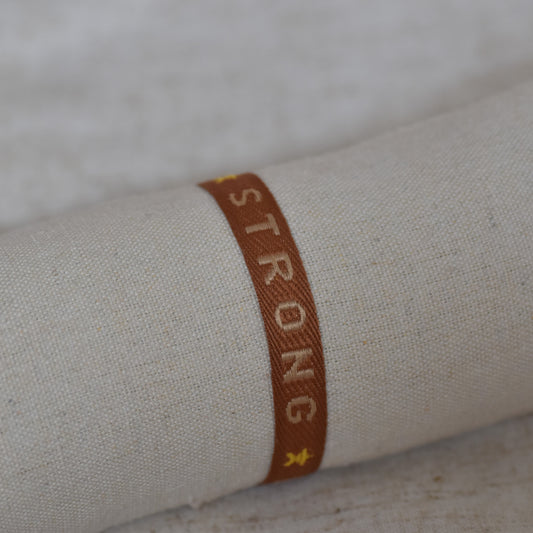 Lintarmband strong,brave