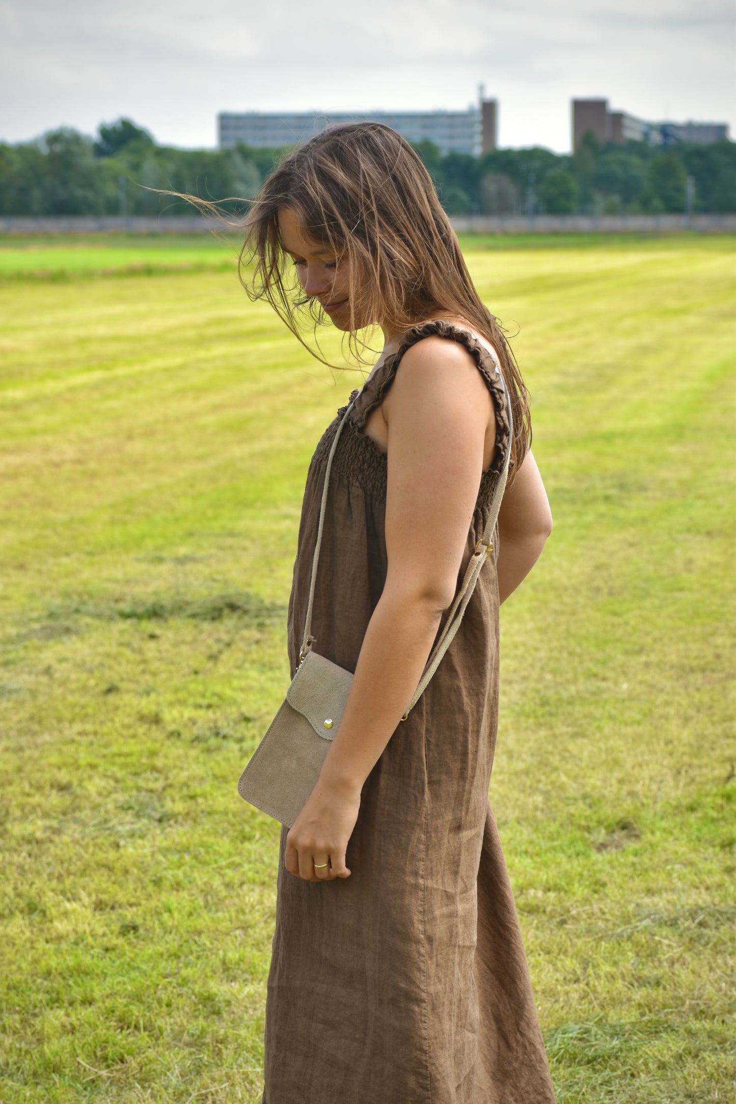 Leren telefoontas zand